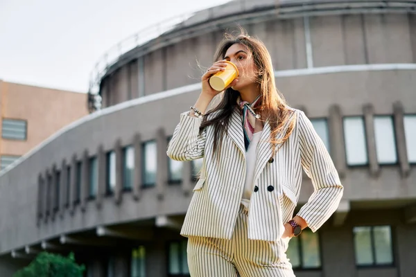 街上的年轻时髦女人在阳光下喝着早晨的咖啡 休息时间概念 — 图库照片