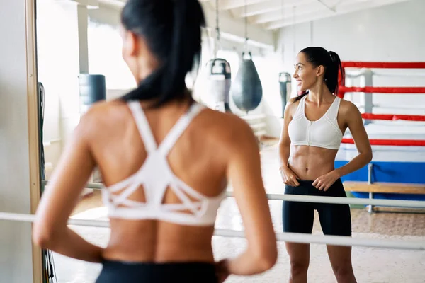 Rückenansicht Einer Fitten Frau Die Sich Fitnessstudio Spiegel Betrachtet Sportkonzept — Stockfoto