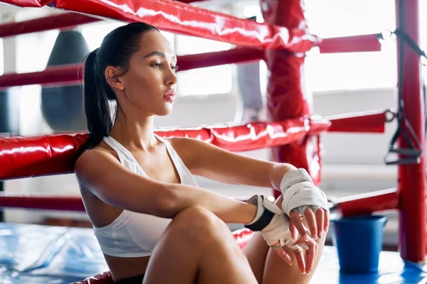 Giovane Bella Donna Rilassarsi Sitiing Sul Ring Boxe Dopo Duro — Foto Stock