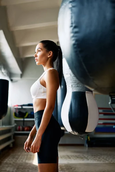 Junge Sportliche Frau Posiert Fitnessstudio Gesunder Lebensstil Und Sportkonzept — Stockfoto