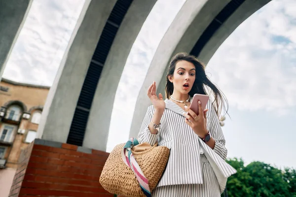 Zszokowana Niesamowita Kobieta Patrząca Telefon Komórkowy Tle Ulicy Summer City — Zdjęcie stockowe