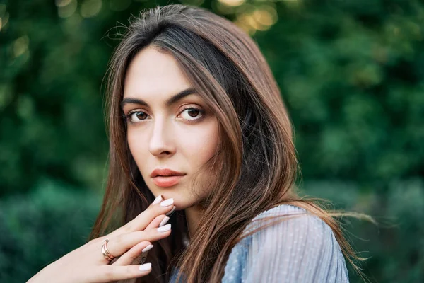 Jovem Mulher Bonita Livre Fundo Verde Natureza Verão Fechar Retrato — Fotografia de Stock