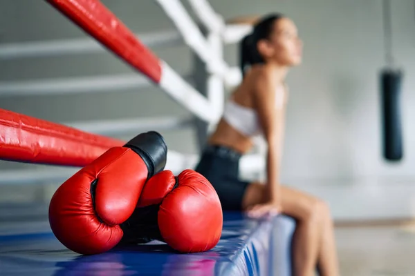 ジムでボクシングのリングで赤いボクシング グローブ 訓練のためのスポーツ用品 — ストック写真