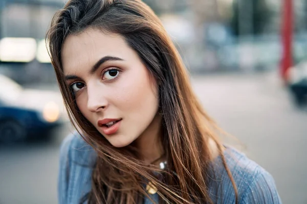 Close Jovem Bela Mulher Retrato Posando Rua Cidade Verão — Fotografia de Stock