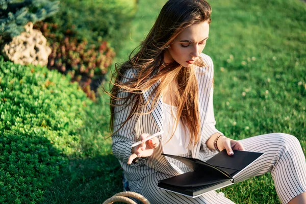Mujer Hermosa Joven Relajándose Parque Ciudad Haciendo Notas Cuaderno Sentado — Foto de Stock