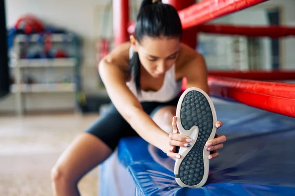 Sportliche Frau Streckt Beine Zum Aufwärmen Bevor Sie Fitnessstudio Trainiert — Stockfoto