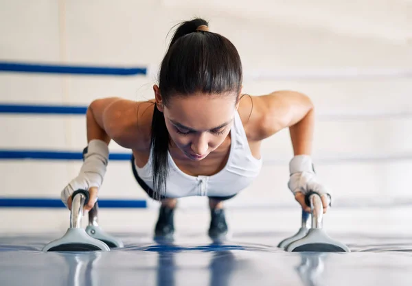 Junge Fitte Frau Macht Liegestütze Fitnessstudio Sportliches Bewegungskonzept — Stockfoto