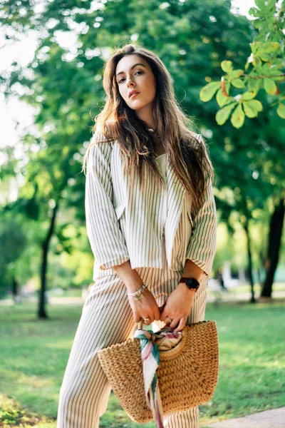 Jovem Elegante Posando Livre Rua Verão Retrato Moda Belo Modelo — Fotografia de Stock