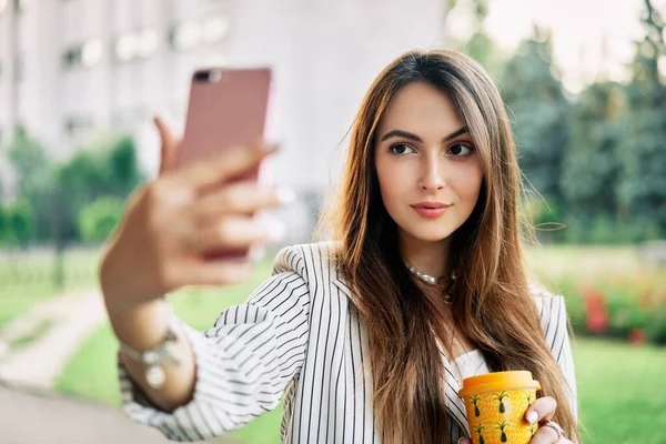 Jong Zakenvrouw Elegante Pak Maakt Selfie — Stockfoto