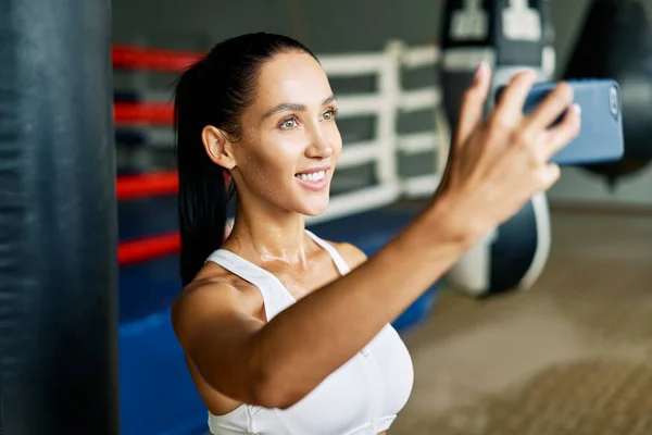 Junge Fitte Frau Macht Nach Dem Sport Ein Selfie Fitnessstudio — Stockfoto