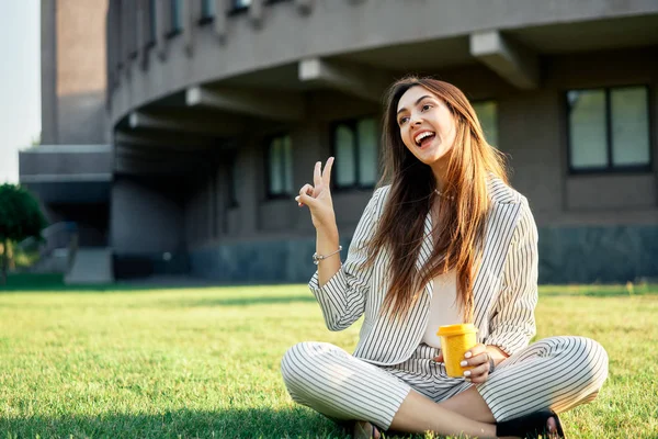 Mladá Stylová Žena Dělá Mírové Znamení Relaxovat Kávou Posezení Zelené — Stock fotografie