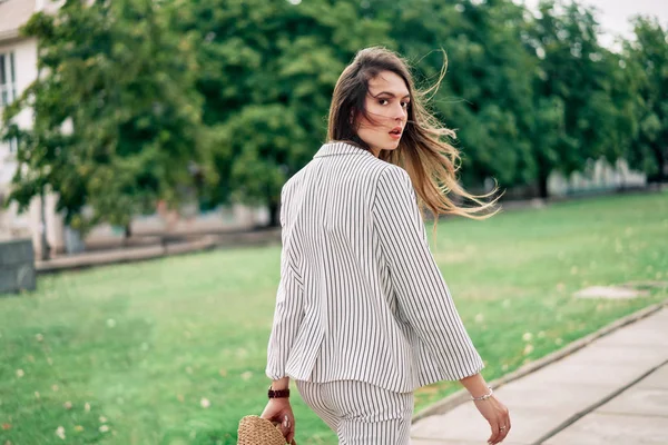 Visão Traseira Retrato Mulher Jovem Moda Andando Livre Cidade Moda — Fotografia de Stock