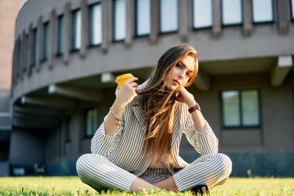 Mujer Joven Elegante Bebiendo Café Relajarse Sentado Una Hierba Parque — Foto de Stock