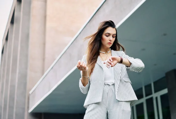 Stylový Mladý Obchod Žena Pohled Její Hodinky Městské Ulici Pozadí — Stock fotografie