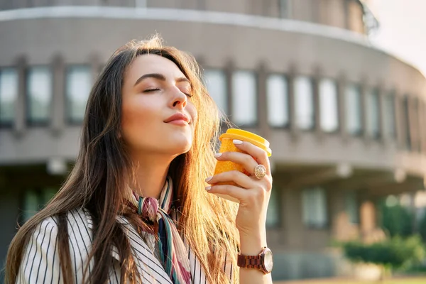 Mladá Stylová Žena Ulici Pije Ranní Kávu Slunečním Světle Koncept — Stock fotografie