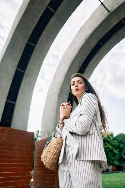 Jovem Elegante Posando Livre Rua Cidade Retrato Moda Belo Modelo — Fotografia de Stock