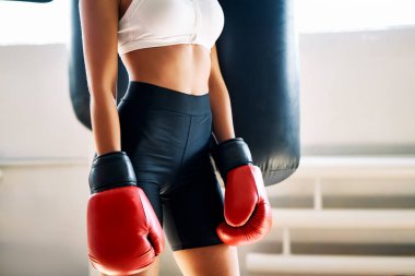 Dövüşten önce spor salonunda kadın boksör bedeni. spor konsepti