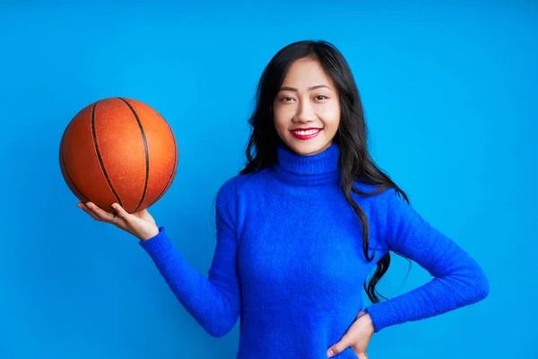 Νεαρή Όμορφη Γυναίκα Μπάσκετ Στο Χέρι Απομονωμένη Μπλε Φόντο Αθλητισμός — Φωτογραφία Αρχείου