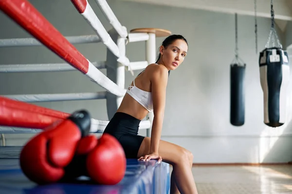 Junge Schöne Frau Entspannen Nach Dem Kampf Oder Training Boxring — Stockfoto