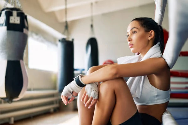 Junge Schöne Frau Entspannen Nach Dem Kampf Oder Training Boxring — Stockfoto