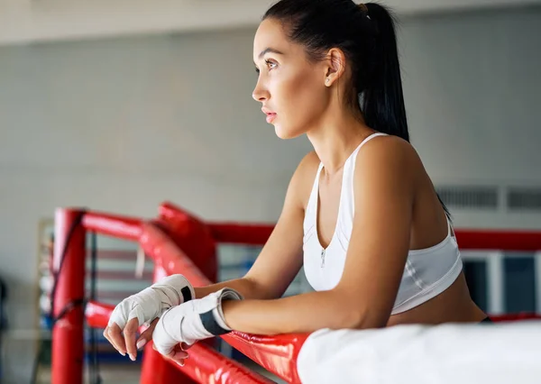 Mujer Hermosa Joven Relajarse Después Pelea Ejercicio Ejercicio Ring Boxeo —  Fotos de Stock