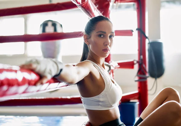 Joven Hermosa Mujer Relajarse Sitiing Ring Boxeo Después Duro Entrenamiento —  Fotos de Stock