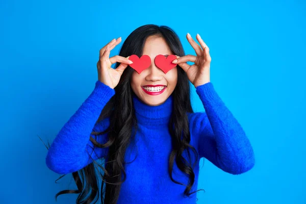 Happy Young Woman Holding Two Small Paper Hearts Her Eyes — Stock Photo, Image