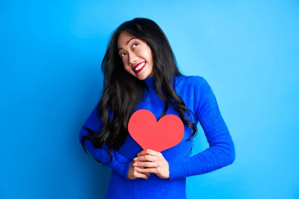 Smiling Happy Woman Holding Big Paper Heart Her Hands Looking — Stock Photo, Image