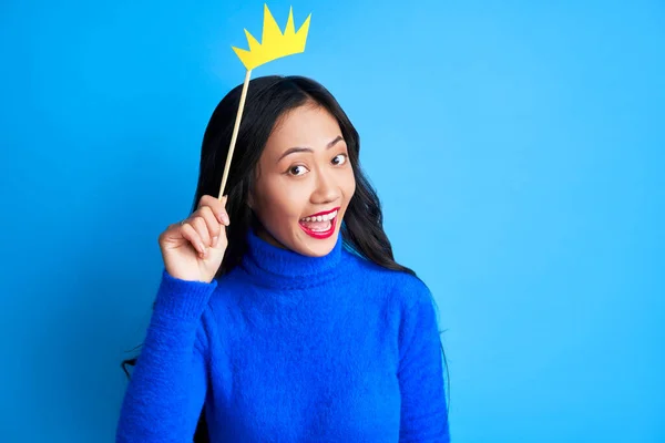 Femme Surprise Émotionnelle Avec Couronne Papier Sur Bâton Sur Fond — Photo