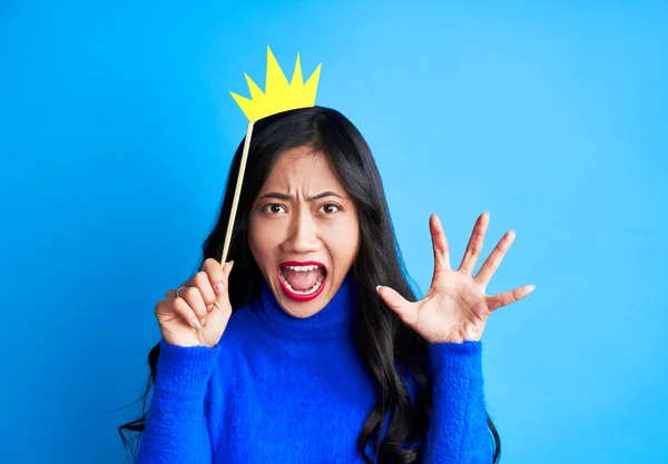 Boze Schreeuwende Vrouw Met Papieren Kroon Stok Geïsoleerd Blauwe Achtergrond — Stockfoto