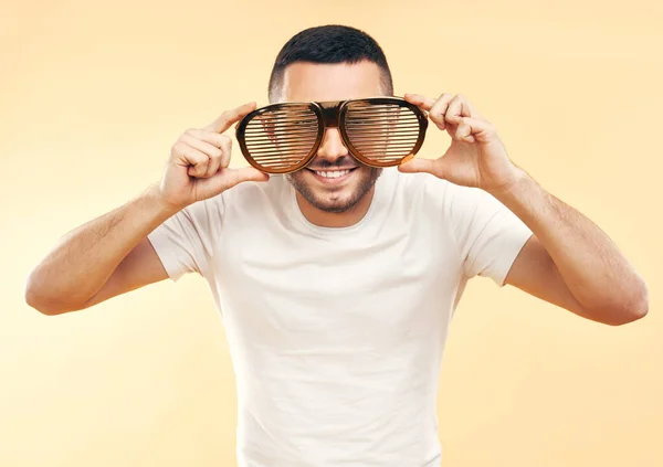 Jeune Homme Dans Des Lunettes Fête Drôles Sur Fond Jaune — Photo