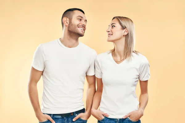 Jovem Casal Feliz Amor Olhar Para Outro Sobre Fundo Bege — Fotografia de Stock