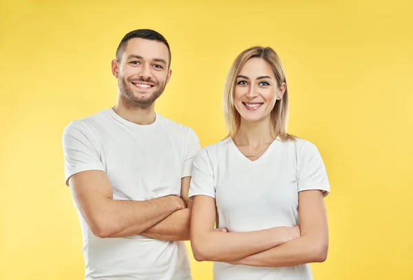 Jovem Casal Feliz Com Braços Cruzados Sobre Fundo Amarelo Sorrindo — Fotografia de Stock