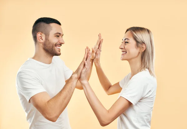 Ritratto Giovane Coppia Sorridente Che Cinque Vicenda Sfondo Studio Uomo — Foto Stock