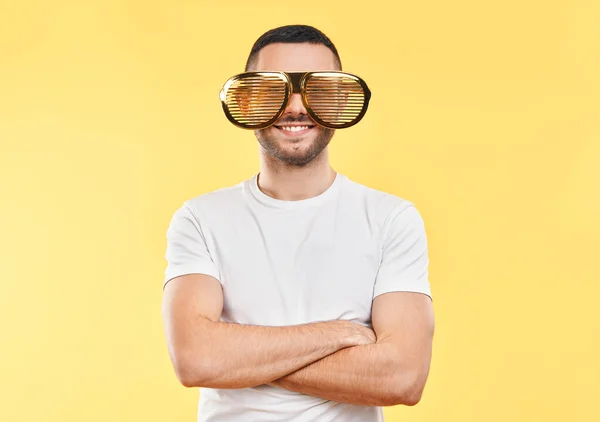 戴着黄色背景的滑稽派对眼镜的年轻人 有趣的概念 — 图库照片