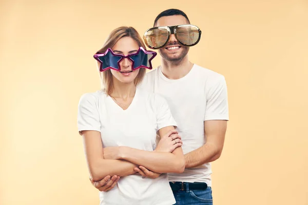 Young Happy Couple Funny Party Glasses Beige Background Fun Concept — Stock Photo, Image