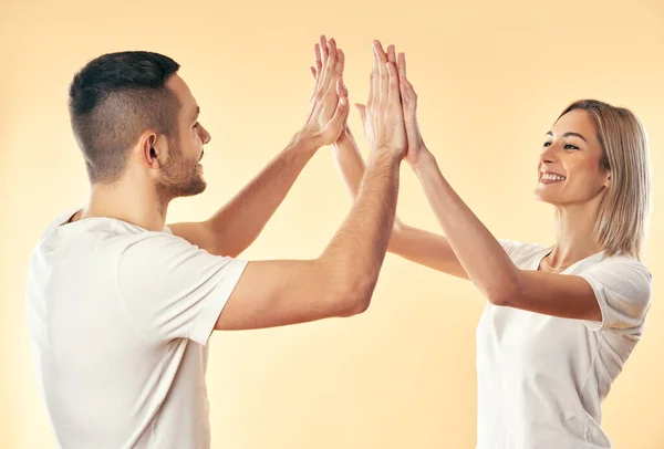 Retrato Jovem Casal Sorrindo Dando Cinco Para Outro Sobre Fundo — Fotografia de Stock