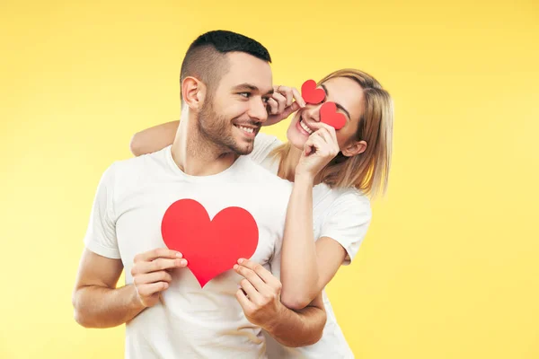 Feliz Casal Apaixonado Divirta Com Corações Papel Fundo Amarelo Relacionamento — Fotografia de Stock