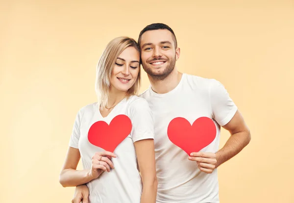 Jong Stel Verliefd Met Grote Papieren Harten Handen Studio Achtergrond — Stockfoto