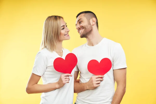 Young Couple Love Holding Big Paper Hearts Hands Studio Background — Stock Photo, Image
