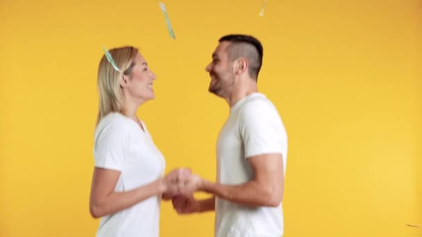 Paar Springt Unter Fallendem Bargeld Auf Gelbem Hintergrund — Stockvideo