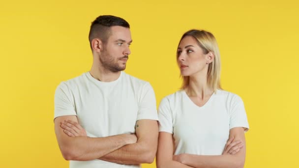 Porträt Eines Schönen Paares Weißen Shirts Auf Gelbem Hintergrund — Stockvideo