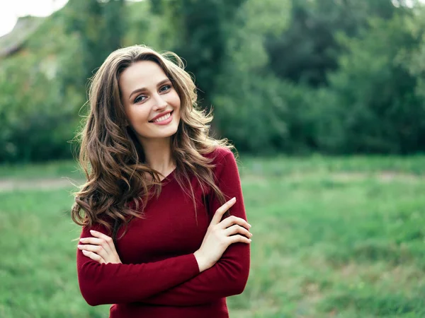 Retrato Una Joven Mujer Hermosa Aire Libre Fondo Verde Naturaleza —  Fotos de Stock