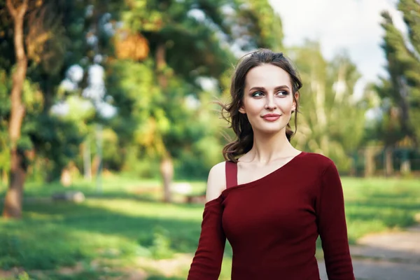 Retrato Jovem Bela Mulher Livre Fundo Verde Natureza Verão Conceito — Fotografia de Stock