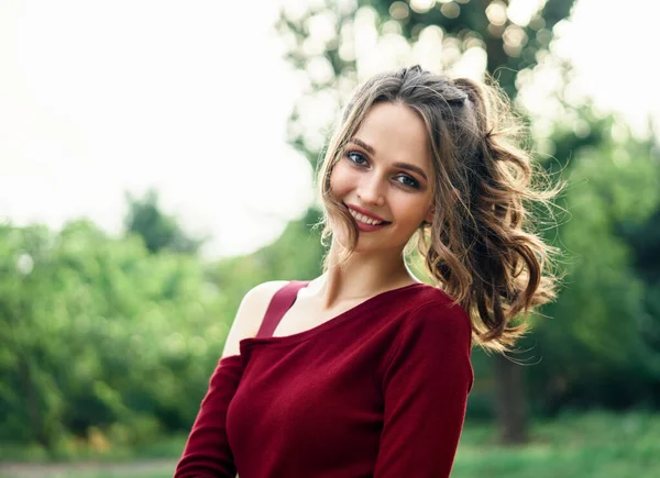 Retrato Jovem Bela Mulher Livre Fundo Verde Natureza Verão Conceito — Fotografia de Stock