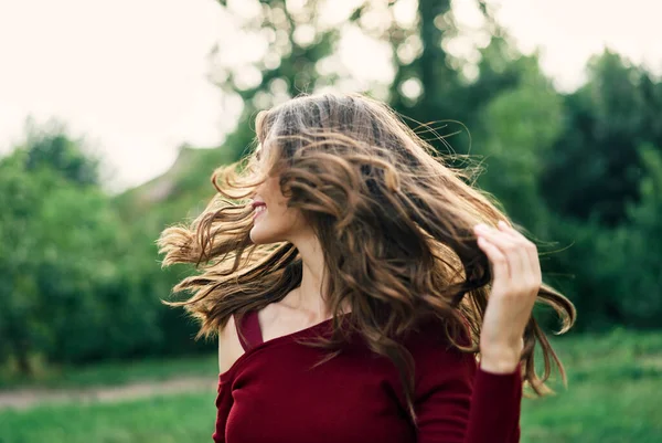 Jovem Mulher Feliz Com Cabelo Agitado Divertir Livre Fundo Verde — Fotografia de Stock