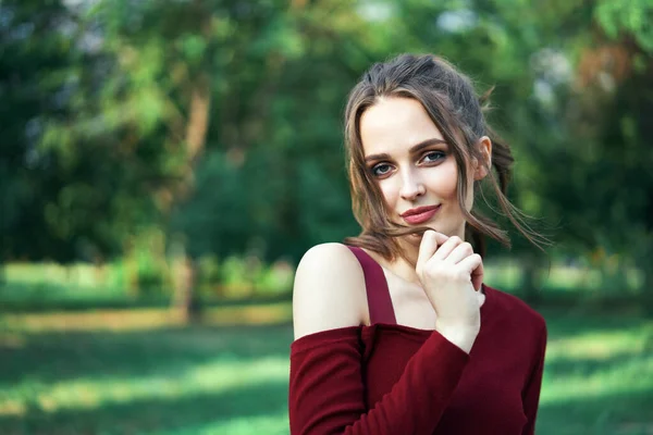 Retrato Jovem Bela Mulher Livre Fundo Verde Natureza Verão Conceito — Fotografia de Stock