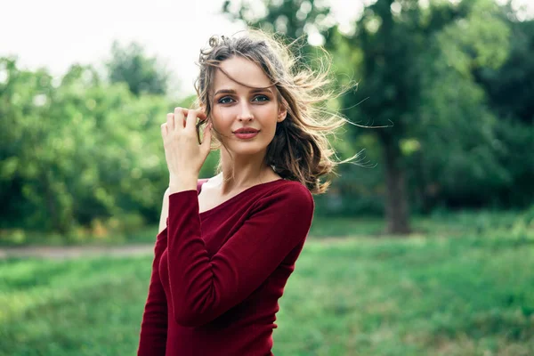 Portret Femeie Tânără Frumoasă Aer Liber Fundal Verde Vară Natură — Fotografie, imagine de stoc