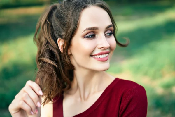 Retrato Jovem Bela Mulher Livre Fundo Verde Natureza Verão Conceito — Fotografia de Stock