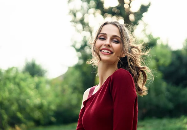 Retrato Jovem Bela Mulher Livre Fundo Verde Natureza Verão Conceito — Fotografia de Stock